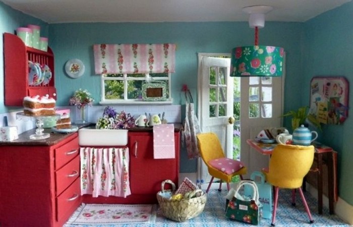 Ja neiebilstat pret smalkāku roku darbu, par šādu leļļu māju meitenes spiegs sajūsmā