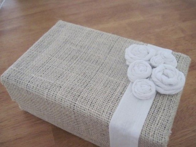 Šādā kārbā pasniegta dāvana dubultos savu vērtību