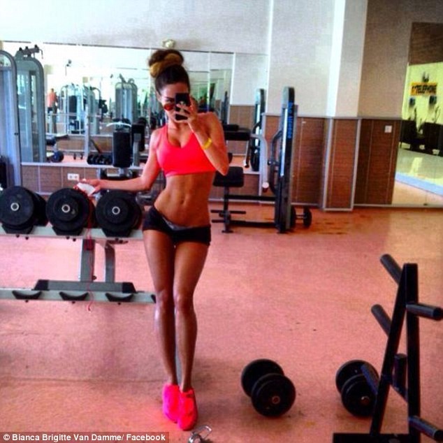 zana-kloda-van-dammes-meita-abols-no-abeles-talu-nekrit-10